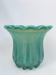 Vaso em vidro de murano verde, gomado e com borda ondulada. Med. 17x18 cm.