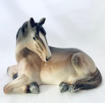 Cavalo decorativo, pintado à mão, em faiança. Med. 32x20 cm.