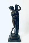 Escultura francesa de bronze, representando Vênus Calipígia, assinada. Base em mármore. Med. Alt. 41 cm.