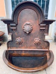 Fonte em fer forgé (ferro forjado), decorada com concha. Med. 80x45x95 cm. Peso aprox. 85 kg.