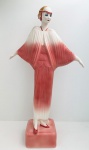 Linda Escultura no estilo Art Déco, confeccionada em faiança. Med. 56 cm.