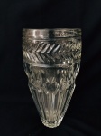 Vaso em demi cristal, lapidação folhas e base facetada. Med. 30x15 cm. 