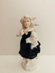 Estatueta em porcelana menina com cachorro, ao gosto Lladró. Med. 15 cm.