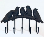 Cabideiro em ferro decorado com cinco pássaros, contendo cinco ganchos. Med. 18x30 cm.