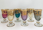 Maravilhoso Conjunto de seis taças em cristal veneziano colorido, decorados com detalhes em ouro. Med. Alt. 14 cm. Diâm. 9 cm.