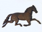 Escultura representando cavalo, para parede, em fer forgé. Med. 40x78 cm. 