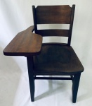 Antiga Cadeira carteira escolar, anos 40, em madeira nobre. Ótimo estado de conservação. Med. 87x56x60 cm.