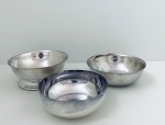 Três Bowls em metal espessurado a prata, sendo dois deles DW. Haber & Son N.Y. No estado. Med. 4x12 cm. / 4x13 cm. / 6x13 cm.
