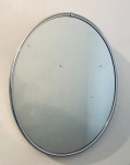 Espelho oval com moldura metálica. Med. 60x50 cm.
