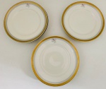 Porcelana Schmidt, Ivory China  Dez Pratos para sobremesa em porcelana na tonalidade marfim, borda com detalhes em ouro e decorado com flores. Med. Diâm. 19 cm.