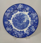 Prato decorativo em faiança inglesa azul e branco Wood & Sons com decoração dita "Fazendinha" e borda floral. Diâmetro: 25,5cm