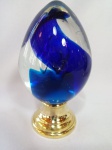 Pinha em vidro de murano no tom azul, com base me bronze. Mínimas batidinhas. Alt. 15 cm.