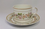Belíssima xícara para chá em fina porcelana DP, com rica decoração floral e detalhes a ouro.