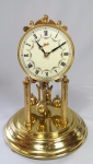 Schatz - Belíssimo Relógio de mesa com corda para 400 dias, alemão, com mostrador decorado com flores. Com cúpula de vidro. Revisado e em perfeito funcionamento. Med. 30x20cm diâm.