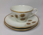 Trio para chá em porcelana Renner - Donare com decoração floral e borda filetada a ouro.
