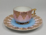 Belíssima xícara para chá de coleção em porcelana europeia em tom rosa e azul com detalhes a ouro.
