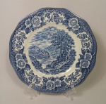 Belíssimo prato em porcelana inglesa com decoração de riacho e montanhas, borda floral em tom azul. Diâmetro: 19cm
