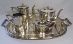 Belíssimo Conjunto para chá e café em metal espessurado a prata WOLFF ( com desgastes ) com decoração estilo Regency. Composto por bule de chá, bule de café, leiteira, açucareiro e bandeja.