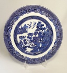 Belíssimo Medalhão decorativo em porcelana Inglesa - Johnson Brothers - WILLOW, com decoração dita "Pombinho" em tom azul. Diâmetro: 26 cm