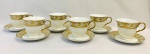 Conjunto de 12 peças para chá, sendo: seis xícaras e seis pires, em porcelana branca decoradas com filetes em ouro. Perfeito estado. Med. Xícara: 8x12 cm. Pires: 14 cm.