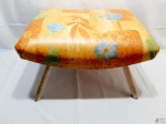 Banqueta em madeira com assento acolchoado revestido de tecido impermeável. Medindo 50cm x 40cm x 30cm de altura.
