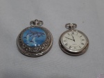 Lote de 2 replicas de relógio de bolso antigos à quartz da coleção Gentleman, necessita de bateria. Medindo o maior 5cm de diâmetro.