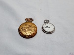Lote de 2 replicas de relógio de bolso antigos à quartz da coleção Gentleman, necessita de bateria. Medindo o maior 5cm de diâmetro.