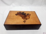Caixa retangular em madeira marchetada com mapa do Brasil na tampa. Medindo 20cm x 17cm x 7cm de altura.