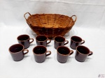 Lote composto de cesta em ratam e 8 xícaras de café em porcelana marrom. Medindo a cesta 28cm x 21,5cm x 10cm de altura.