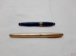 Lote composto de 2 canetas tinteiro, sendo uma em metal dourado e uma em baquelite azul. Necessitam de carga, ambos possuem penas alemãs.