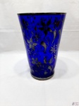 Enorme vaso, floreira em vidro azul cobalto com pintura em prata. Medindo 19cm de diâmetro de boca x 28cm de altura. Com bicado na borda, como ilustra a foto extra.