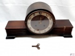 Relógio carrilhão de mesa da marca Silco com 2 cordas, caixa em madeira nobre. Medindo 52cm de comprimento x 25,5cm de altura. Necessita de revisão.