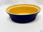 Travessa oval em porcelana refratária canelada na cor azul com interior amarelo. Medindo 26cm x 16,5cm x 10cm de altura.