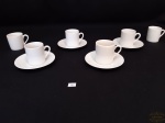 Jogo de 6 xícaras de café com 4 pires em porcelana. Medida pires 11 cm diâmetro, xícara 5 cm diâmetro, 5 cm altura.