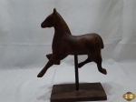 Escultura de cavalo em resina com selo da Marizza Prado na base. Medindo 34,5cm de altura x 25cm de comprimento.