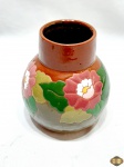 Vaso floreira bojudo em cerâmica vitrificada. Medindo 15,5cm de altura.
