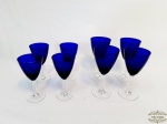 8 Taças em Cristal Azul Cobalto sendo 4 Vinho Tinto e 4 Aperitivo . Apresenta Bicados . Medidas Vinho Tinto 15,5 cm altura x 7 cm diametro e Aperitivo 13,5 cm altura x 6,5 cm diametro.