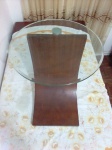 Mesa de canto de design com base em mogno e tampo de vidro bisoté oval, compr: 45cm / larg: 45cm / alt: 50cm