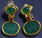 Par de brincos de ouro 18K (27,7 gr.) H Stern, com jade, brilhantes e rubi, 4x8cm x 2,5cm