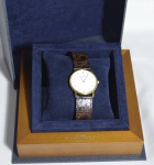 Relógio Baume e Mercier de ouro 18K (0,750) Gold Ref. Mv045088 2004587, Classima com pulseira original em pele de crocodilo e caixa original, em excepcional estado, funcionando, diâm. = 32 mm e altura = 4 mm