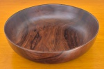 Jean Gillon para WoodArt - Grande bowl /centro de mesa confeccionado em jacarandá maciço. Brasil, c. 1960. 10,5 x 39,5 cm (diâmetro).