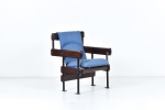 Sergio Rodrigues - Cadeira/longarina criada para os auditórios do IAB executada em jacarandá e metal com assento revestido em tecido azul. 77 x 57 x 60 cm.