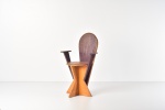 Autor desconhecido - Cadeira decorativa de coleção, art déco, confeccionada em madeira maciça e laminada. Anos 1940. 86 x 52 x 48 cm.