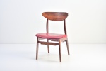Autor desconhecido - Cadeira dinamarquesa executada em jacarandá maciço com assento revestido em courvin vermelho. C. 1950. 76 x 54 x 48 cm / Altura do assento: 41 cm.