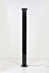 Dominici - Luminária de piso confeccionada em metal esmaltado na cor preta com cúpula em meia esfera. Brasil, c. 1960. 203 cm. Obs.: pequenos defeitos na pintura.