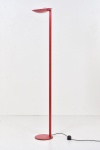 Autor desconhecido - Luminária de piso confeccionada em metal pintado na cor vermelha. 177 cm.