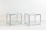 FORMA (Knoll International) - Par de mesas laterais/auxiliares em dois estágios, executadas em metal cromado com tampos em vidro. 64,5 x 70 x 70 cm. Obs.: vidros com bicados.