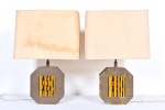 Dominici - Par de abajures de mesa da década de 1970 confeccionados em latão com aplicações em cerâmica de motivação geométrica. Haste fixa com suporte para duas lâmpadas e cúpula em tecido. Braisl, c. 1970. 70 x 46 x 24 cm.