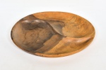 Jack Arte - Linda petisqueira da década de 1960 executada em jacarandá maciço, formato circular com parte interna dividida em forma sinuosa. 29,5 cm.