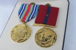 Militaria - Barrete com 02 medalhas americanas, na caixa original - Guerra ao terrorismo e Marine Corps.